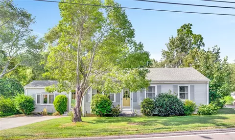 24 Schoolhouse Rd, Warren, RI 02885