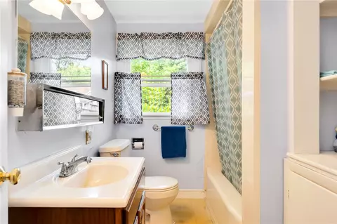 Bath - 24 Schoolhouse Rd, Warren, RI 02885 photo 1 of 2