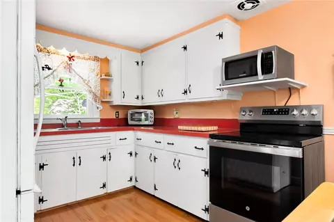 Kitchen - 24 Schoolhouse Rd, Warren, RI 02885 photo 2 of 3