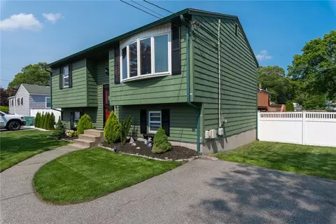 14 Gateway Ct, Warwick, RI 02889
