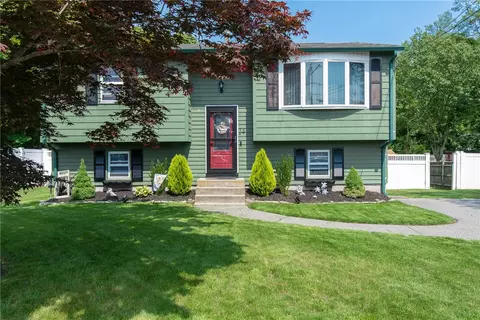 14 Gateway Ct, Warwick, RI 02889 photo 3