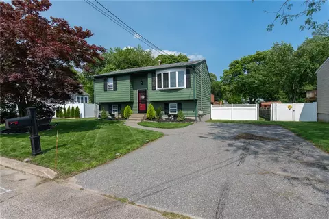 14 Gateway Ct, Warwick, RI 02889 photo 2