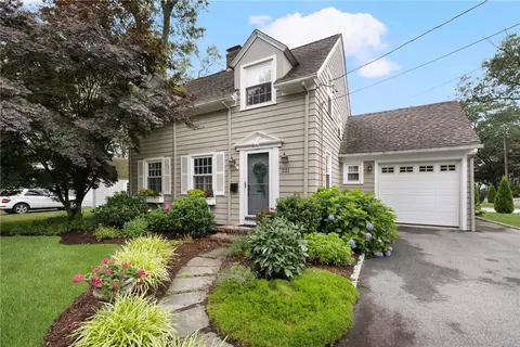 221 Trinity St, Warwick, RI 02886