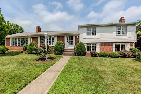 11 Macintosh Dr, Greenville, RI 02828
