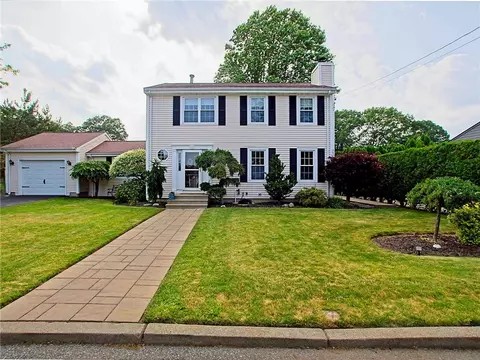 15 Lilac Cir, Cranston, RI 02920