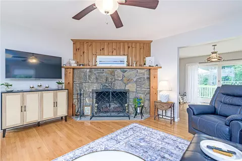 Living - 5 Havens Rd, Westerly, RI 02891 photo 4 of 5