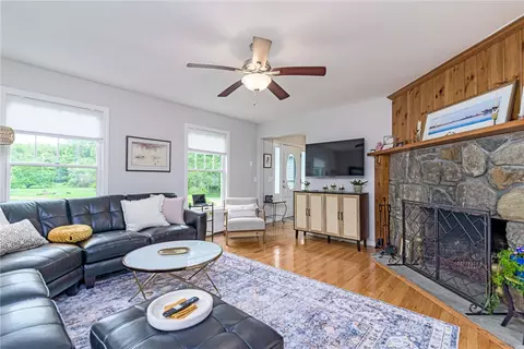 Living - 5 Havens Rd, Westerly, RI 02891 photo 3 of 5