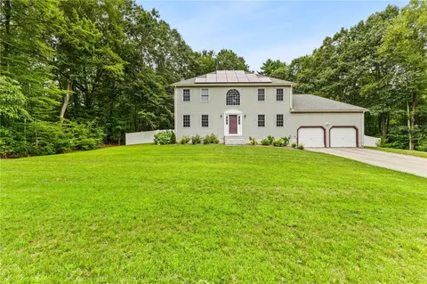 4 Crestwood Dr, Blackstone, MA 01504