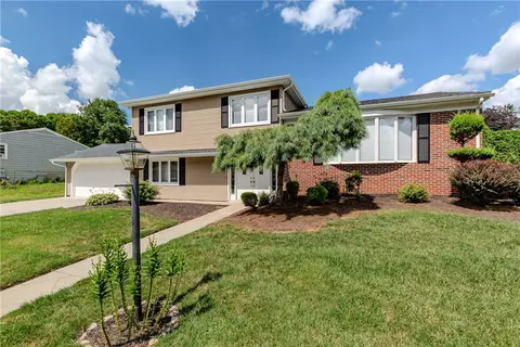 8 Sturbridge Ave, Greenville, RI 02828