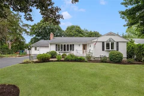 81 Edmond Dr, Warwick, RI 02886