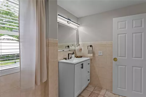 Bath - 70 Palm Blvd, Warwick, RI 02888 photo 3 of 4