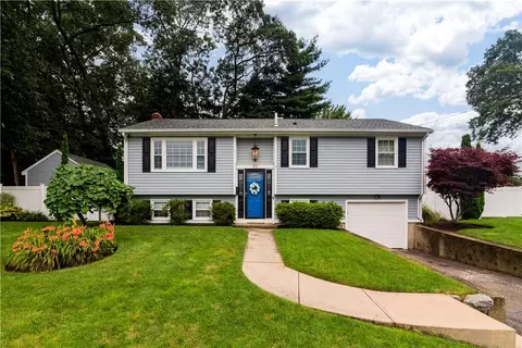 85 Stillwater Dr, Warwick, RI 02889
