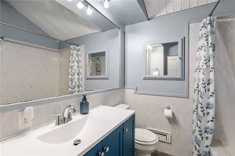 Bath - 265 Hunt Ave, Warwick, RI 02886 photo 1 of 2
