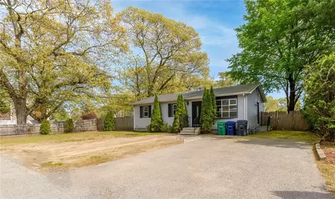 4 Ellsworth St, Warwick, RI 02886