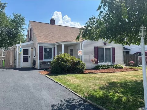 57 Nimitz Rd, Rumford, RI 02916