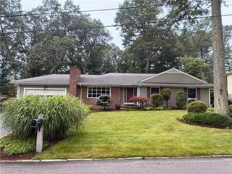 25 Maplecrest Dr, Greenville, RI 02828