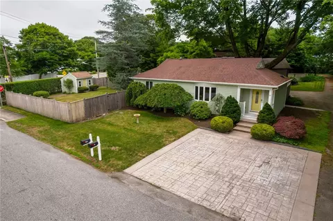 91 Inez St, Narragansett, RI 02882