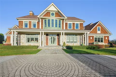 127 Cliff Dr, Narragansett, RI 02882