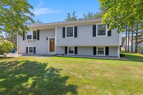 14 Davisville Ln, Narragansett, RI 02882