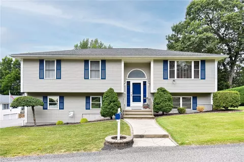 17 Middle St, North Providence, RI 02911
