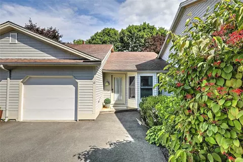 12 Valley Ln #12, Portsmouth, RI 02871