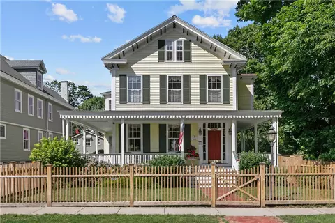 22 Greenough Pl, Newport, RI 02840