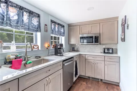 52 Planet Ave, Riverside, RI 02915