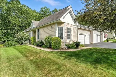35 Andrews Dr, Uxbridge, MA 01569