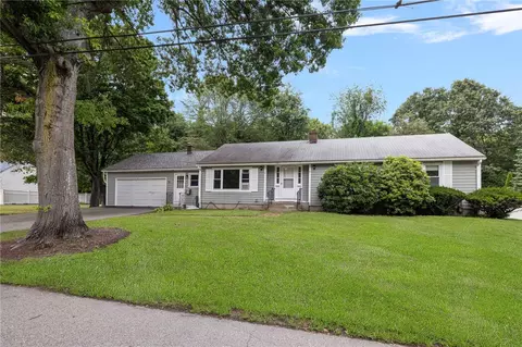 3 Grassy Plain Rd, Barrington, RI 02806