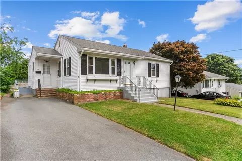26 Doris Ave, Tiverton, RI 02878