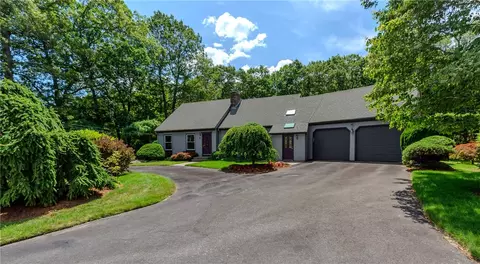41 Holly Hill Ln, Cranston, RI 02921