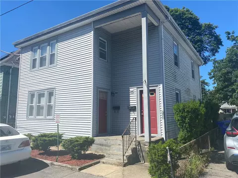 33 Pine St, Riverside, RI 02915