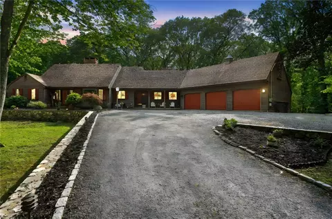 2 Spinney Ln, North Kingstown, RI 02852