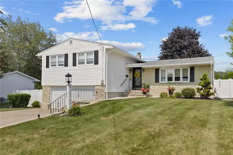 17 Belvedere St, Johnston, RI 02919
