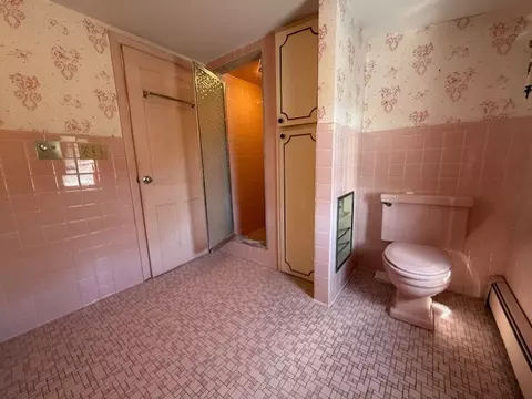 Bath - 37 Post Rd, Westerly, RI 02891 photo 3 of 4