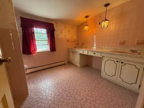 Bath - 37 Post Rd, Westerly, RI 02891 photo 2 of 4