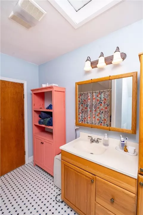 Bath - 48 Central St, Warwick, RI 02886 photo 3 of 4