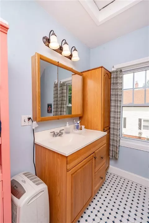 Bath - 48 Central St, Warwick, RI 02886 photo 2 of 4