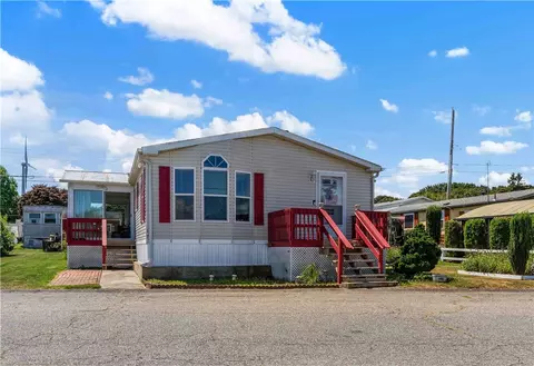 17 North Dr, Portsmouth, RI 02871