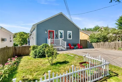 93 Church St, Barrington, RI 02806