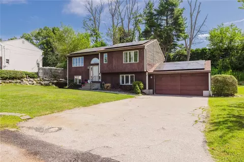 1 Lee Ann Dr, Johnston, RI 02919