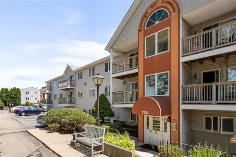 724 Beverage Hill Ave #302, Pawtucket, RI 02861