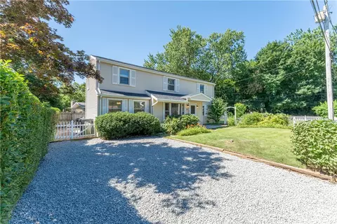88 General Hawkins Dr, Warwick, RI 02888