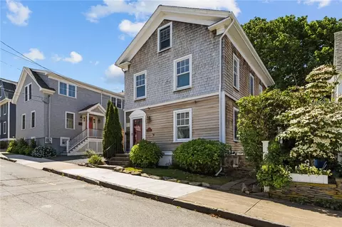 17 Dearborn St, Newport, RI 02840