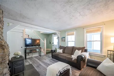 Living - 21 Wilcox St, Warwick, RI 02889 photo 1 of 2