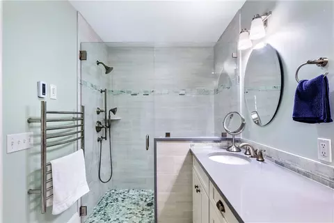 Bath - 406 Corey Ln, Middletown, RI 02842 photo 3 of 4