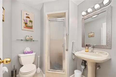 Bath - 933 Williamsburg Cir, Warwick, RI 02886 photo 1 of 1