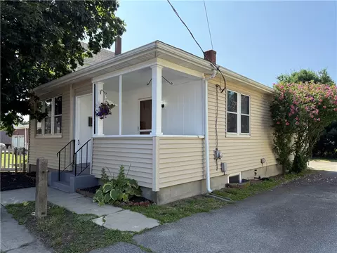 92 Maple Ave, Barrington, RI 02806