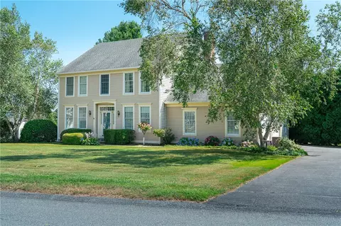 167 Meadow Ln, Middletown, RI 02842