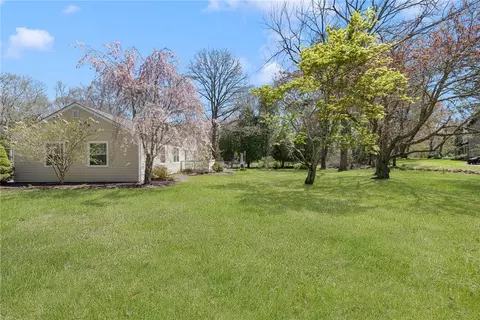40 Heritage Dr, South Kingstown, RI 02881